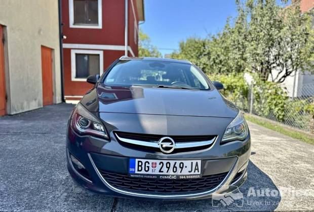 Opel Astra J 																											2014. godište