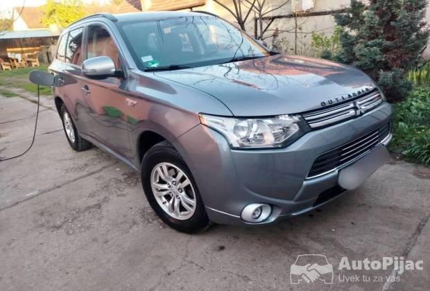 Mitsubishi Outlander phev																											2014. godište