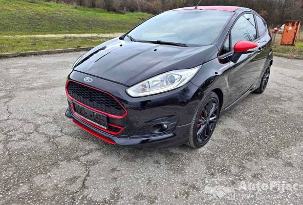 Ford Fiesta Black Red Sport 2015 – retka serija, perfektno stanje, Kragujevac
