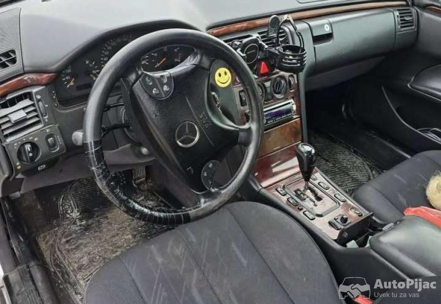 mercedes_e220_4_polovni_automobili_autopijac.rs